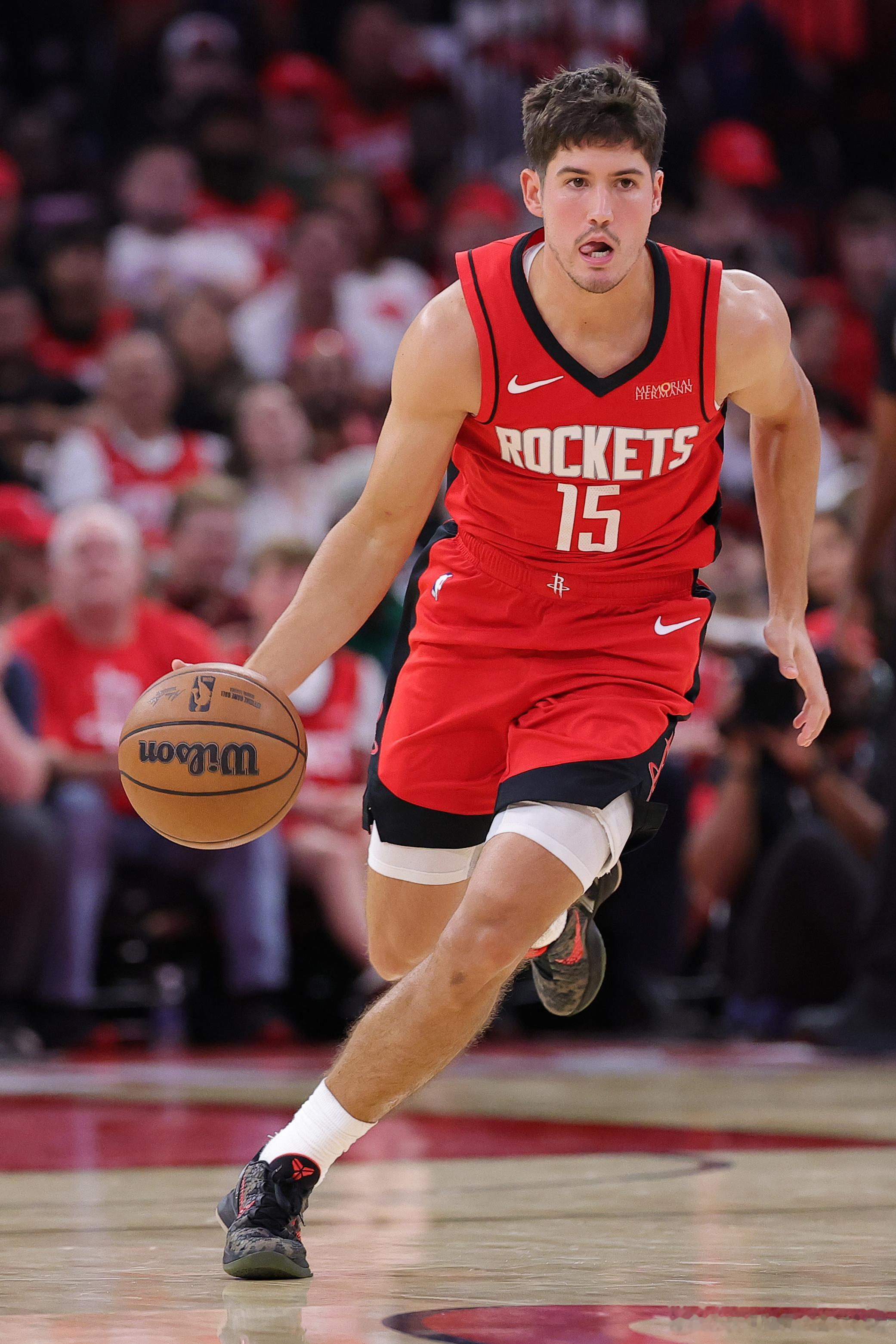 本赛季谢泼德场均14.3分2.8篮板3.3助攻1.6抢断，三项命中率48.8/4