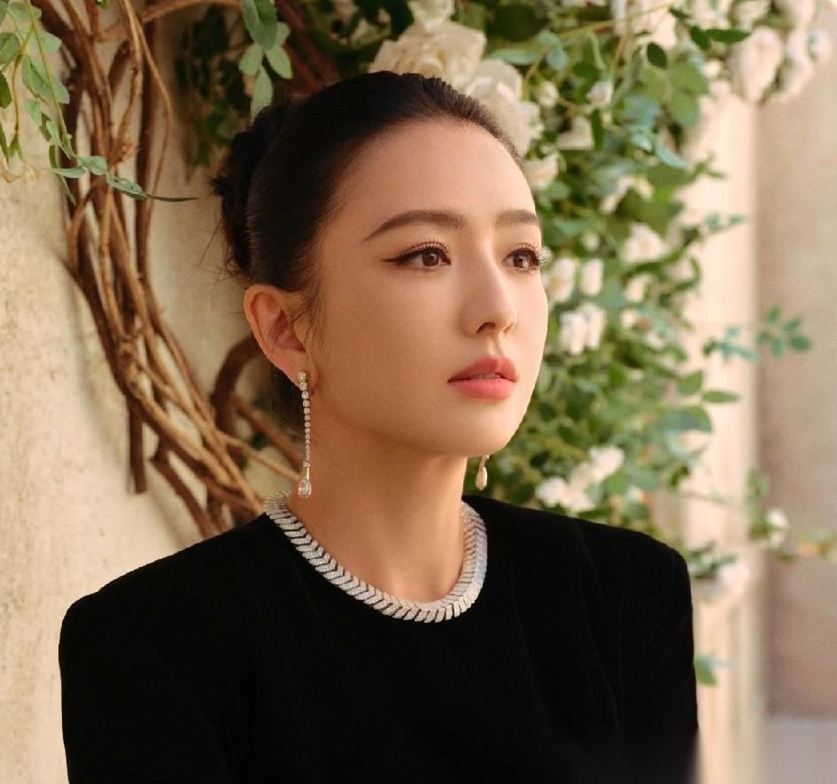 佟丽娅这一点还是很让人佩服，坚持每天早上7：30之前，雷打不动的陪儿子早读，假如