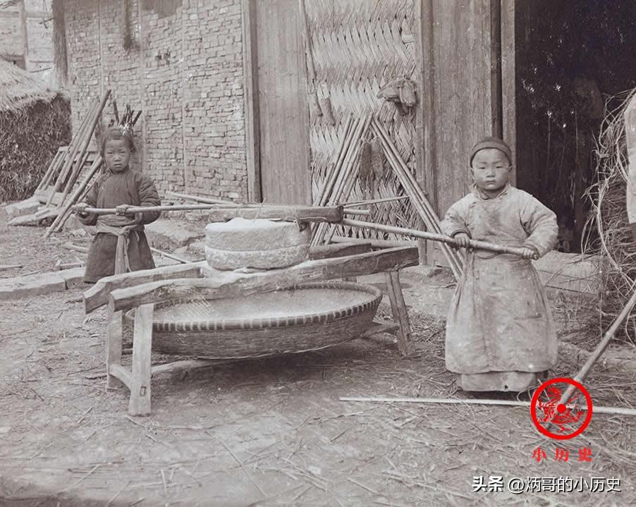 【老照片：晚清儿童挑起生活重担】晚清农家的两个儿童，在推碾子磨面，这可是体力活！