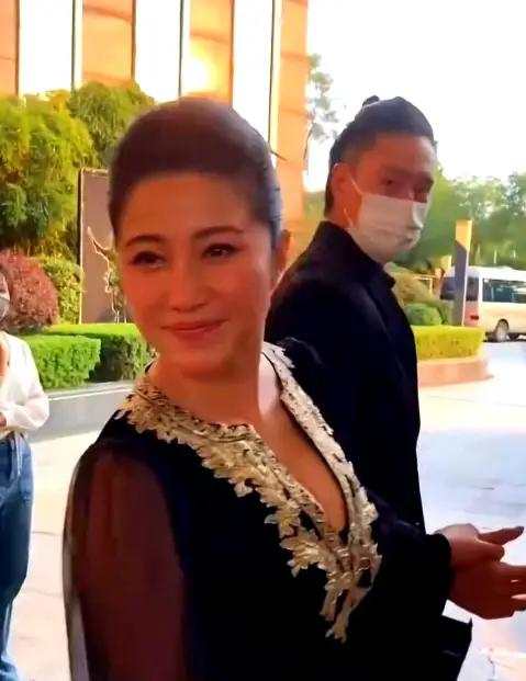 53岁影后颜丙燕和男友逛街，被路人喊“阿姨，你儿子真帅”，男人二话不说，把她的手