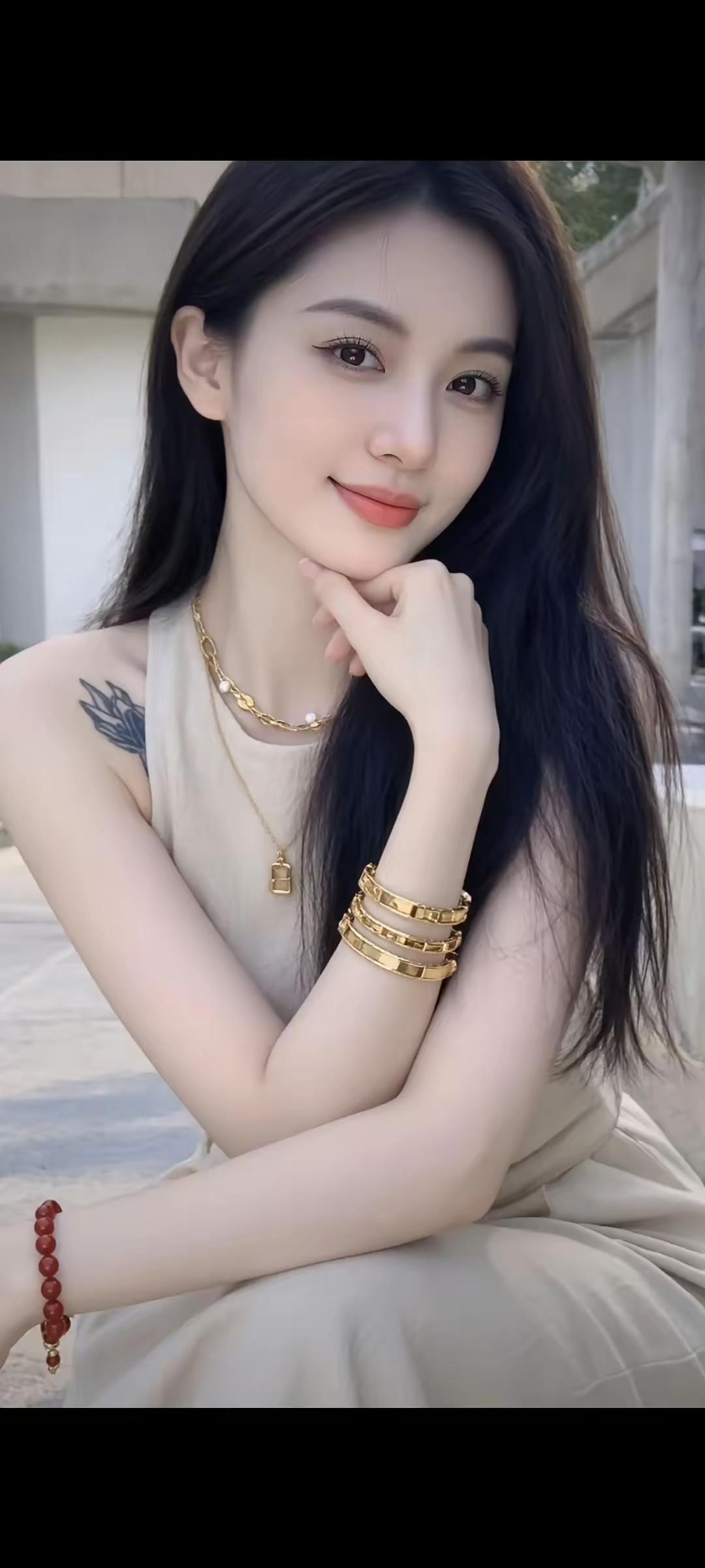 温柔甜美的午后时光，金饰与红绳的完美搭配，尽显优雅气质。💖✨