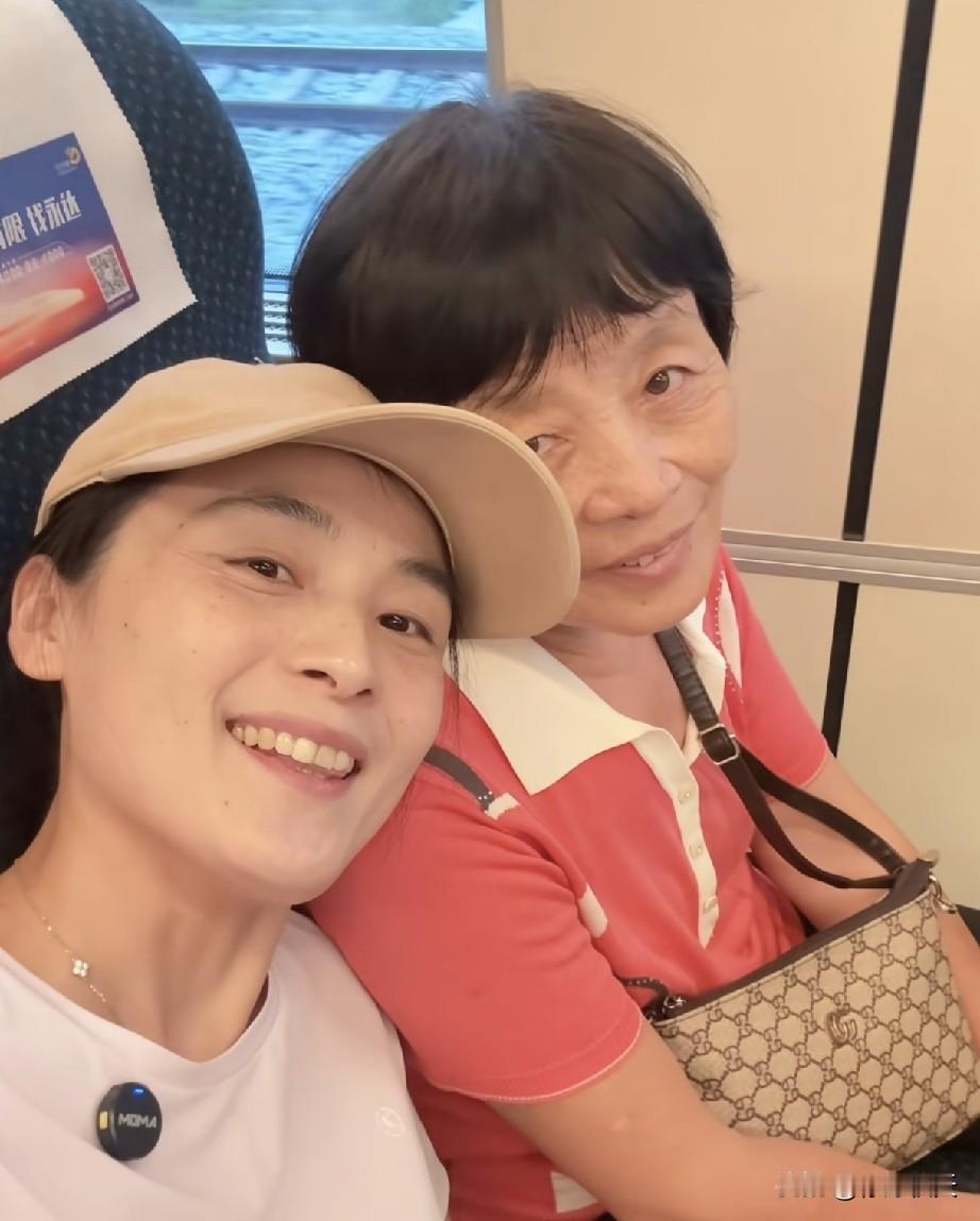 真的是全家人都在托举瑾汐，养母这几天太累了，瑾汐非常心疼。
瑾汐今天就要和养母回