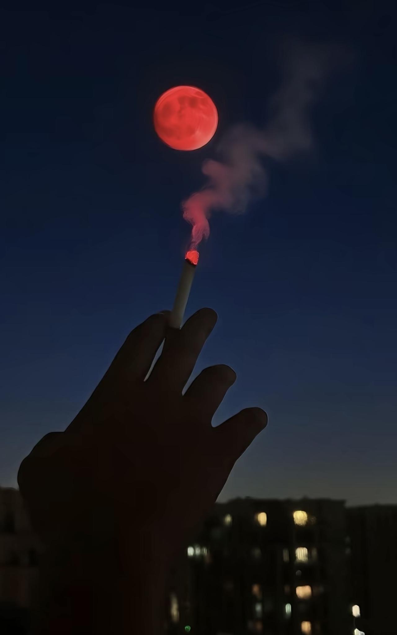 对着红月亮抽支烟，祝福：人人吉祥如意，活好每一天。

其实，当你不简单的时候，生