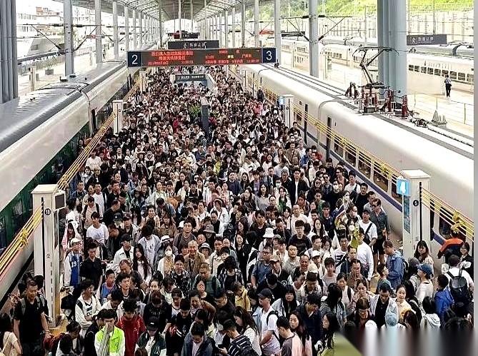 今年春节，我算是把消费这事儿给看透了。
我那表弟，花十来万搞了台二手奔驰C，回家