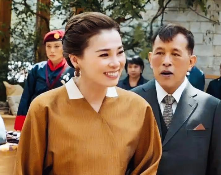 泰国国王这是被自己的妻子苏提达深深吸引了吗？
泰国国王这眼神是什么意思呢？
看向