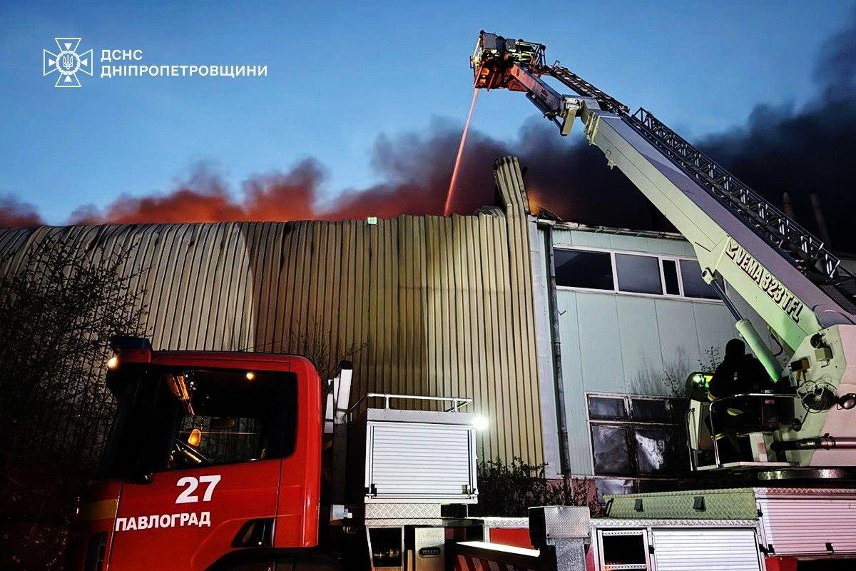 俄乌在第聂伯罗彼得罗夫斯克州展开夜间打击，当地多座关键基础设施遇袭，现场火光冲天