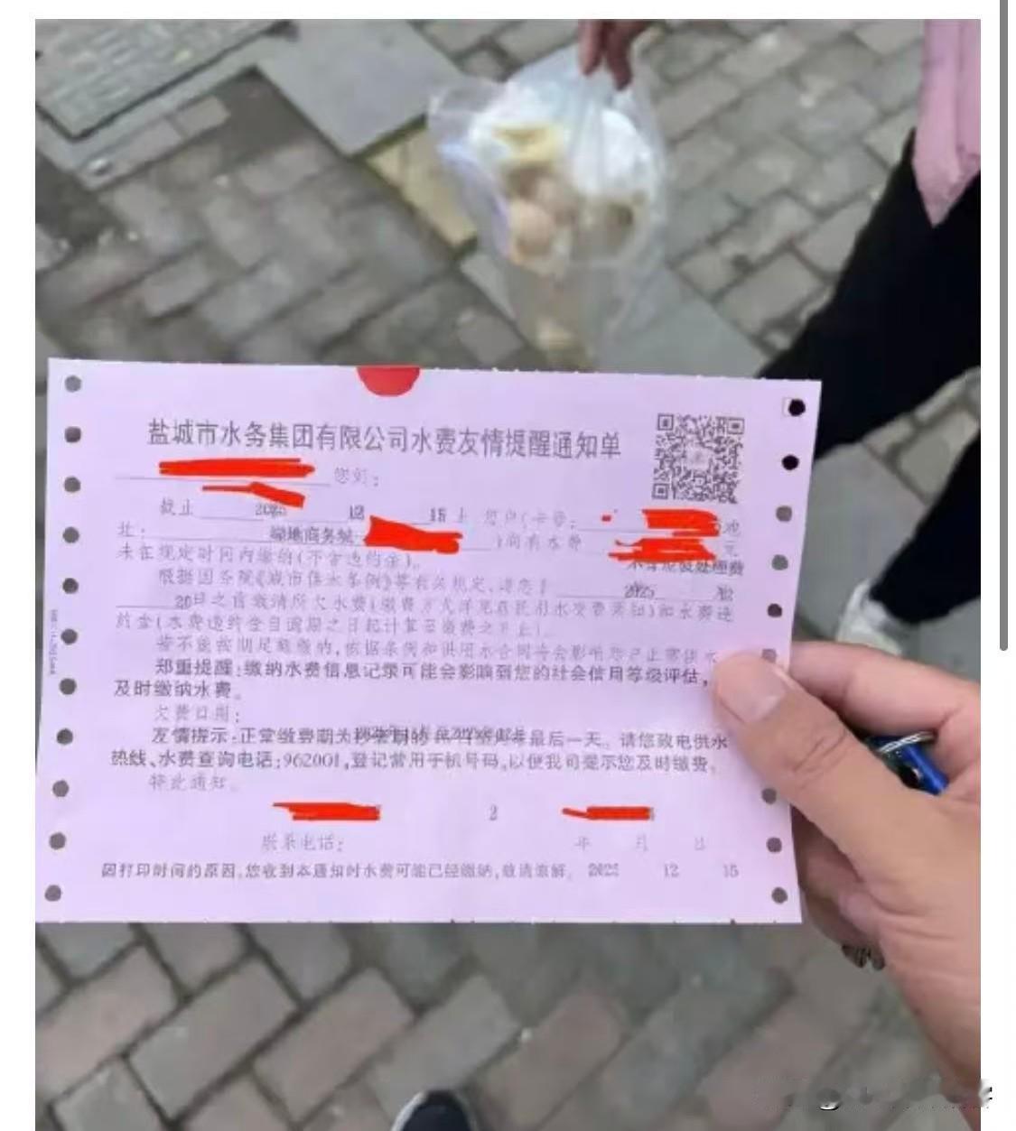 市民爆料：自来水公司没到缴费时间，就贴单催款，污染小区环境，影响创建。(来源：2