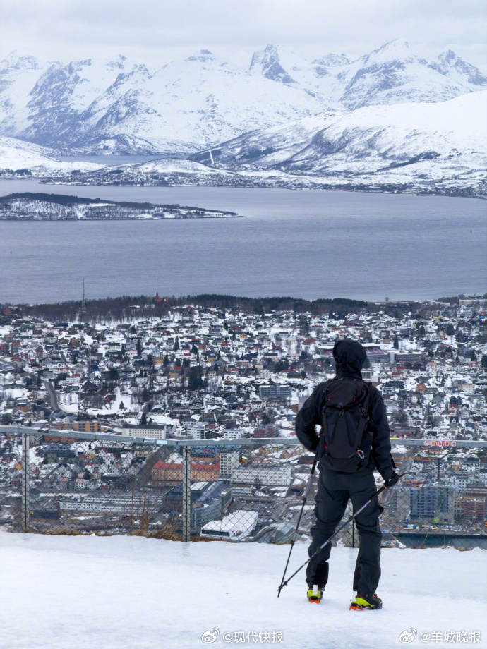 #李现雪地徒步配文周杰伦新歌# 3月25日，更新雪地徒步九宫格，配文“《那天下雨