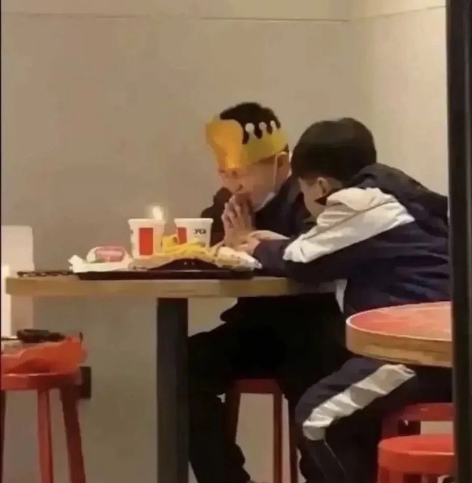 肯德基看到了这一幕，被感动了，多么纯粹的友情 ​​​