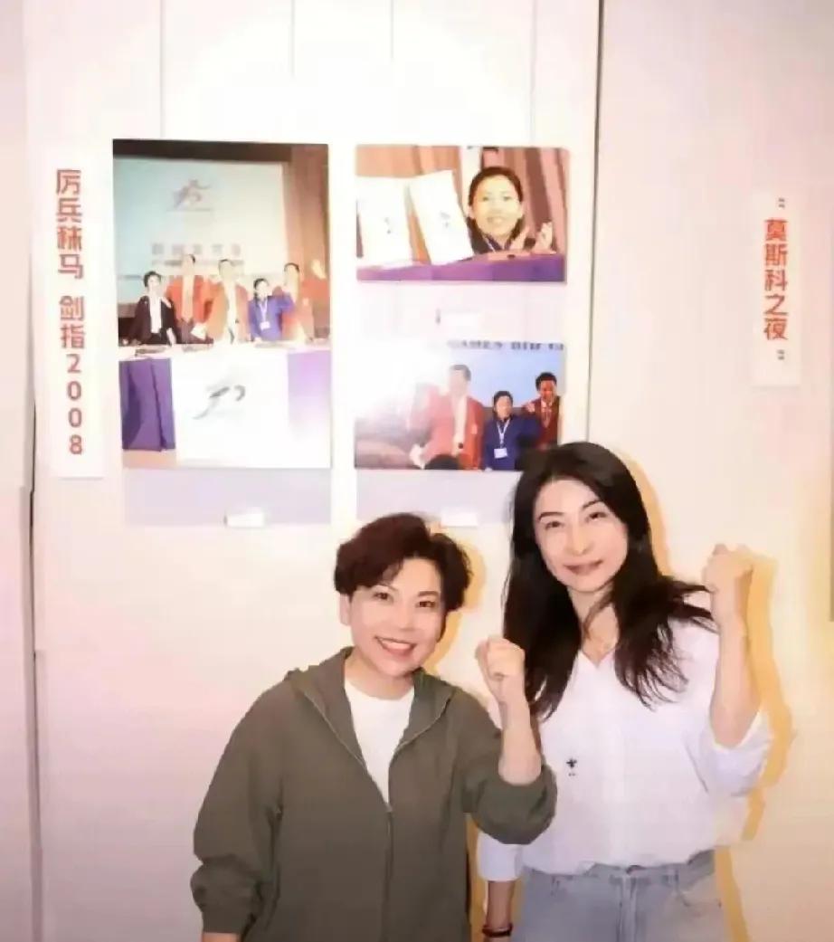 别再说郭晶晶站C位靠霍启刚了！合影里李宁、邓亚萍在她身边，惠若琪主动后靠，霍启刚