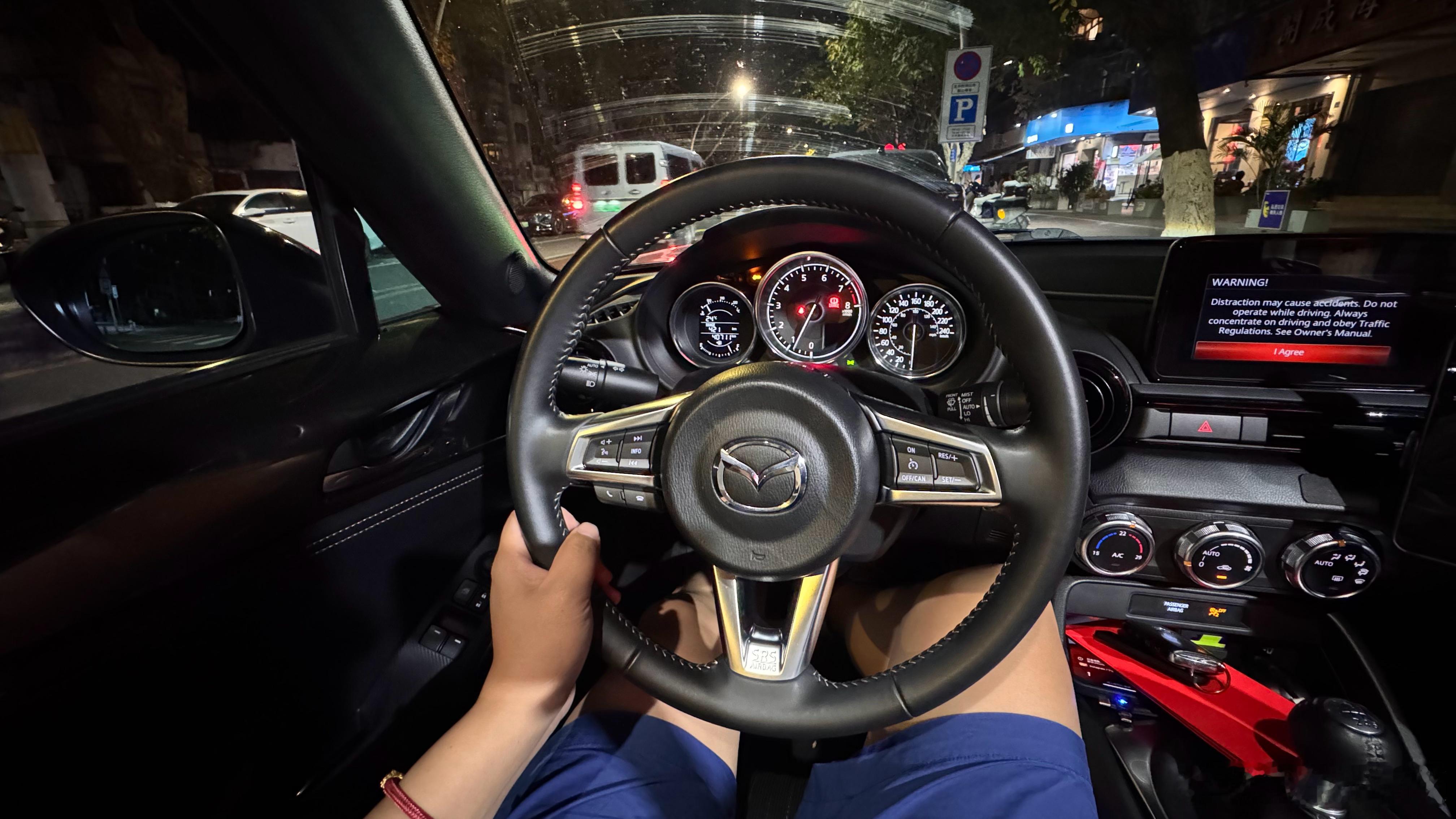 敞篷真的是一件很开心的事情在我的宝马E46没整备好之前…只能借朋友的MX-5来过