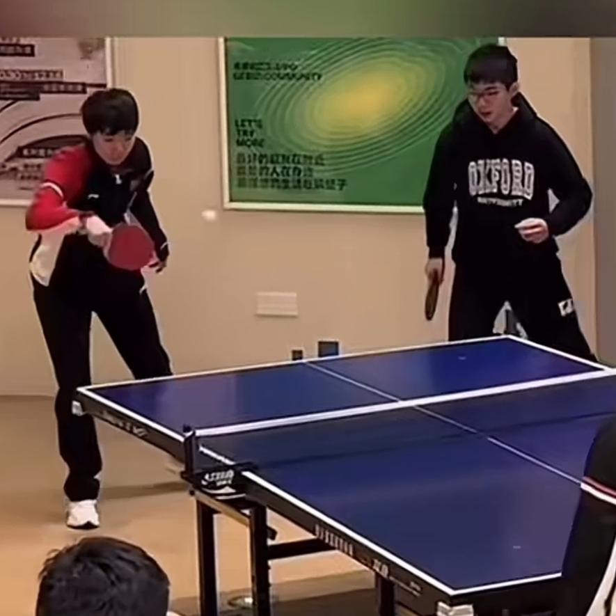 曼昱下午训练又给颈部弄伤了吗？还是……？
      昨晚曼昱下训带着两个亿妹妹