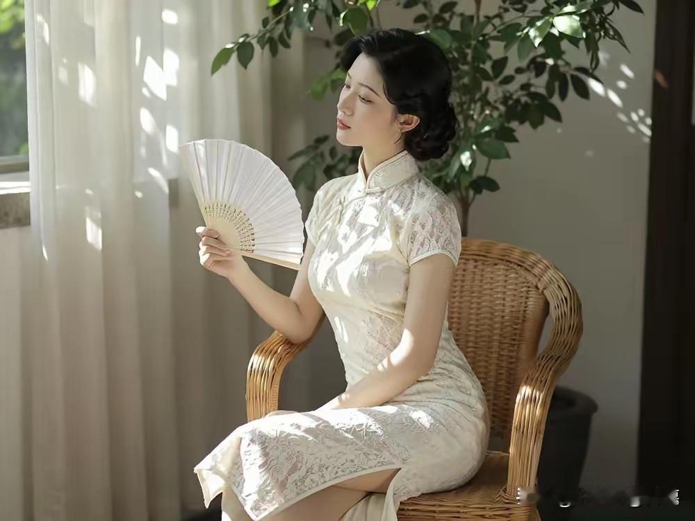 把同事当朋友，是我栽过最大的跟头。
你掏心掏肺，人家当你职场陪跑。
 
后来才懂