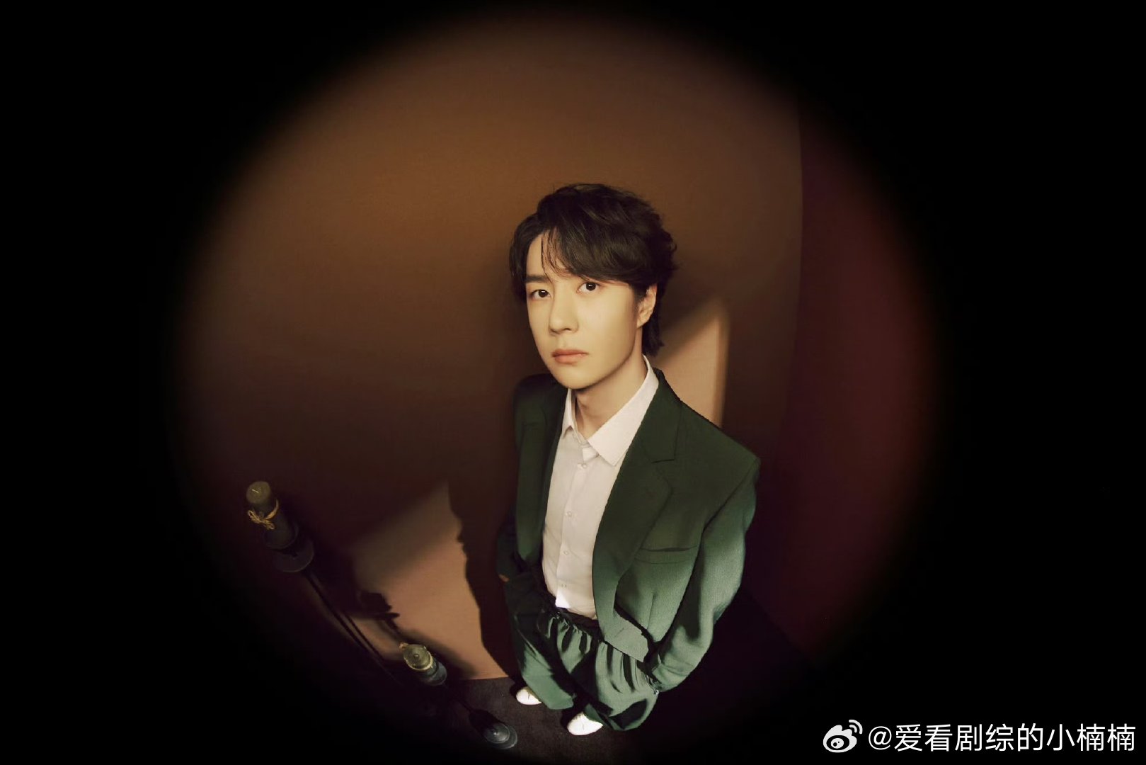 王一博元宵节墨绿色西装 王一博元宵节营业，墨绿色西装帅到心坎里了鱼眼镜头下的王一