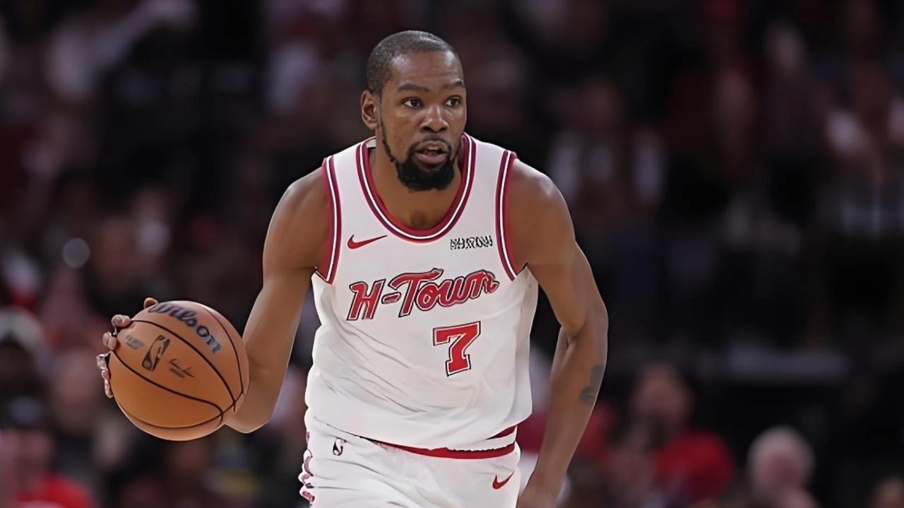 杜兰特这次真有点让人担心。火箭球员卡佩拉在接受采访时谈到杜兰特因膝盖受伤缺席G1