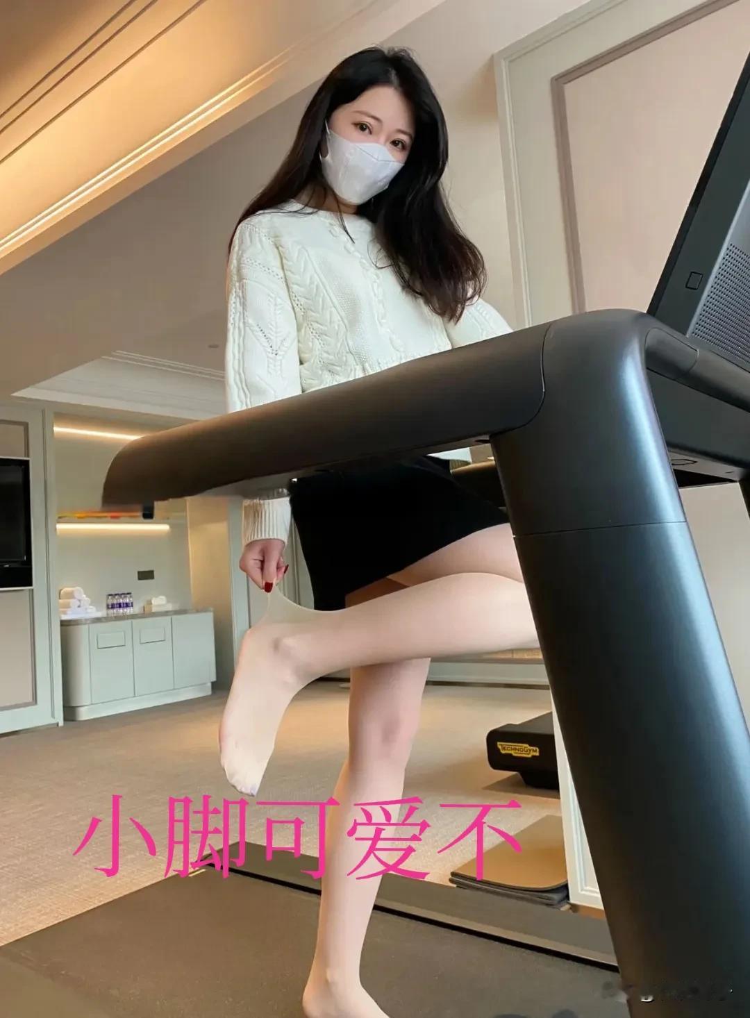 小脚无处安放，四处游荡难安然，  
你是那温暖风，轻轻靠近心已欢。  
想你一声