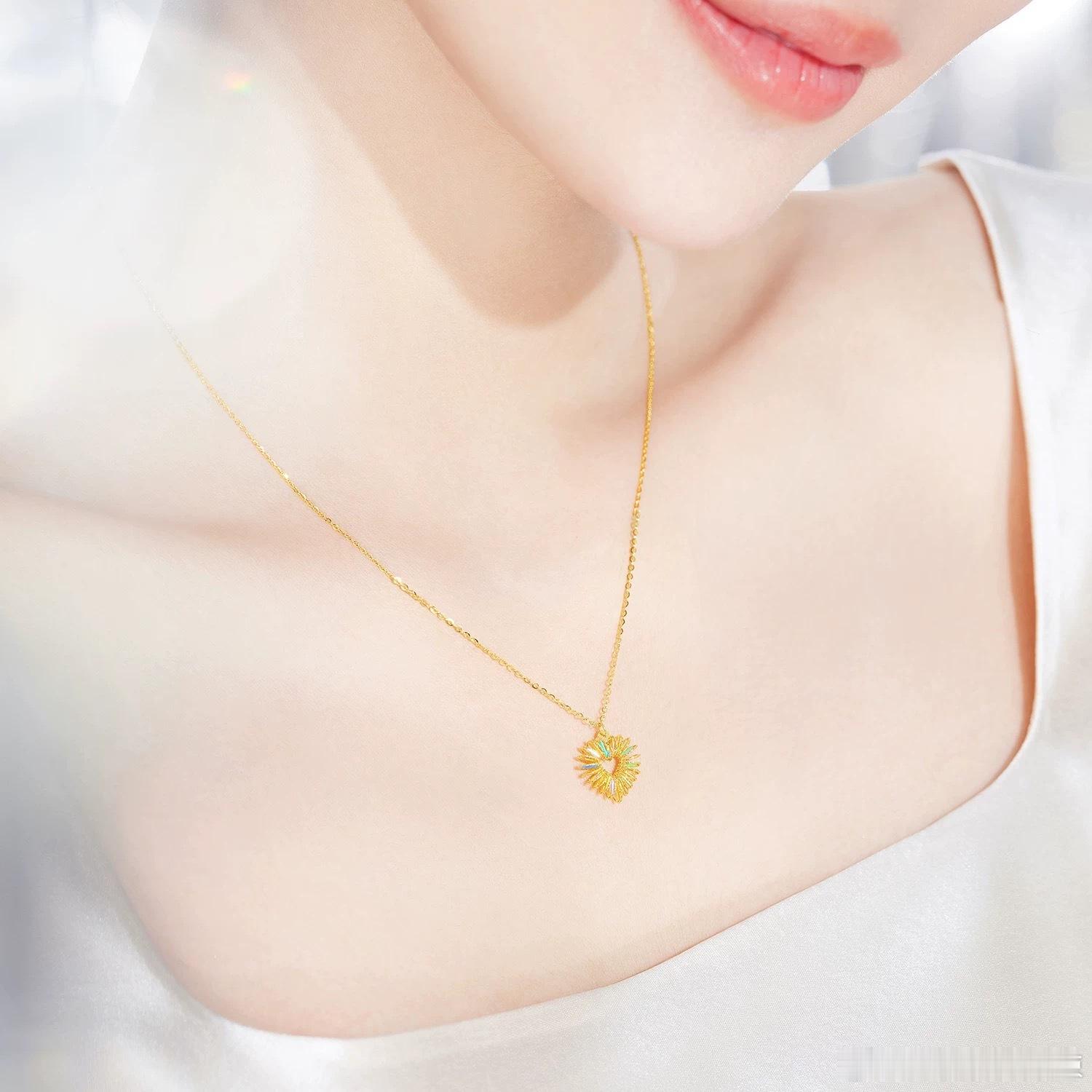 解锁心动Buff   小辣对爱情的期许如同六福珠宝这个情人节刮刮卡海报，说得一样