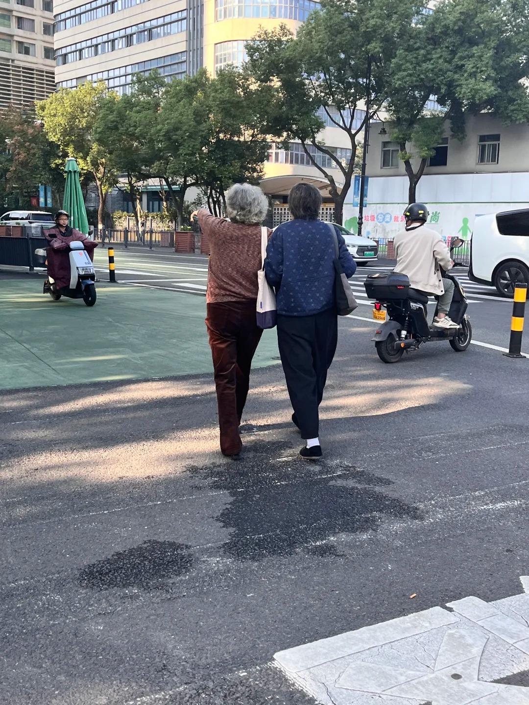 生活完全自理：自己穿衣、做饭、洗澡、上厕所，不用长期麻烦儿女，不用常年卧床；腿脚