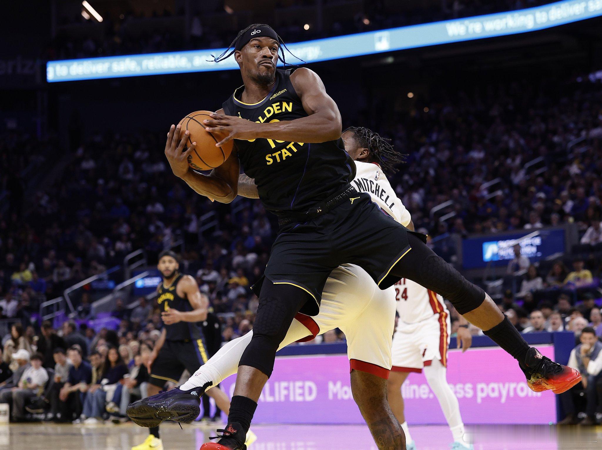 吉米-巴特勒正在接受膝盖核磁共振检查，勇士队预计将于明天发布最新消息。巴特勒膝盖