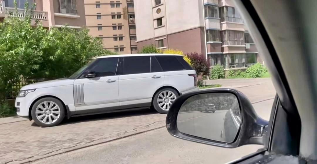 这是什么富豪小区，我看到的路虎揽胜比大众都多！  ​​​
