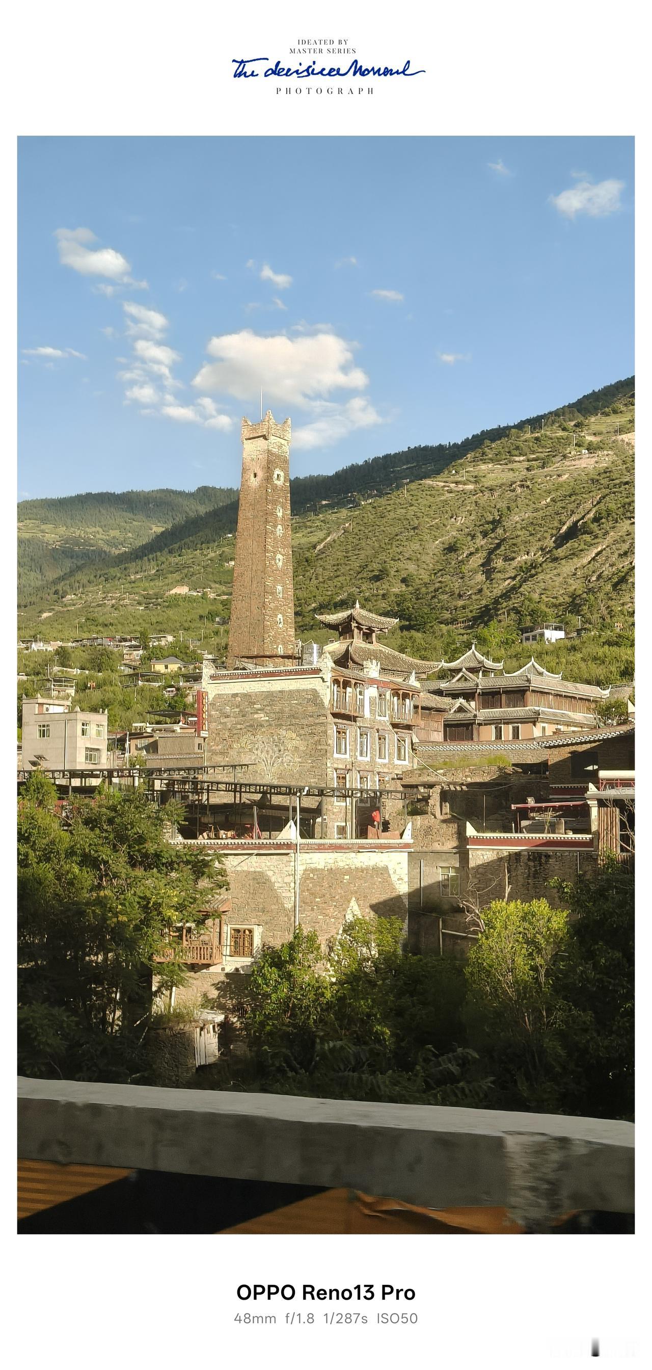 一路穿行在丹巴、小金这片川西峡谷地带，目光始终被半山腰错落矗立的嘉绒藏族碉楼民居