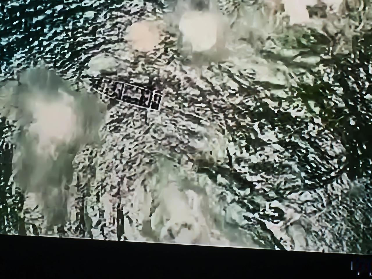 中央一套正在播巜伟大的长征》。同志们请在百忙中看看吧！看看咱们的红军是如何强度庐