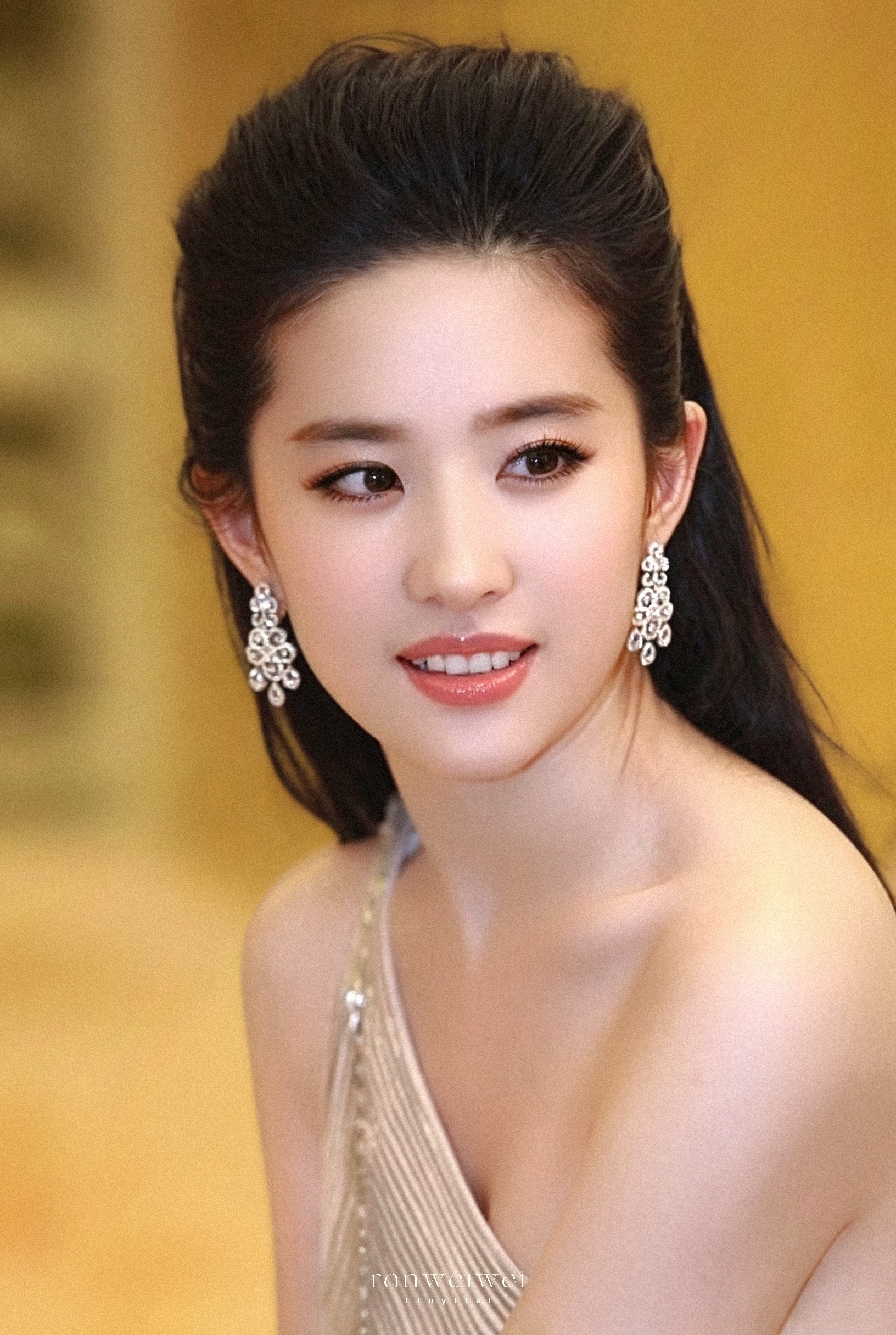 刘亦菲 给大家看看星光熠熠大美人，做一下眼保健操啦～