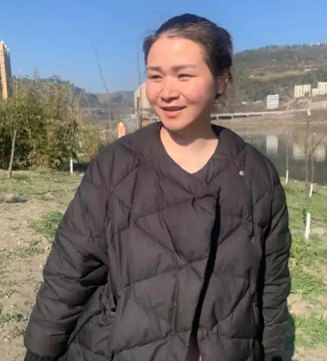 令人敬佩的宝妈！2021年，湖北十堰，女子带孩子在河边玩耍时，突然将一岁多的孩子