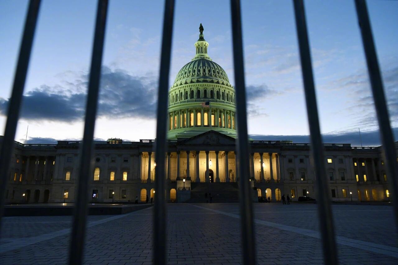 【安德鲁，麻烦大了】#安德鲁深陷丑闻麻烦不断# 美国已故富商杰弗里·爱泼斯坦所涉