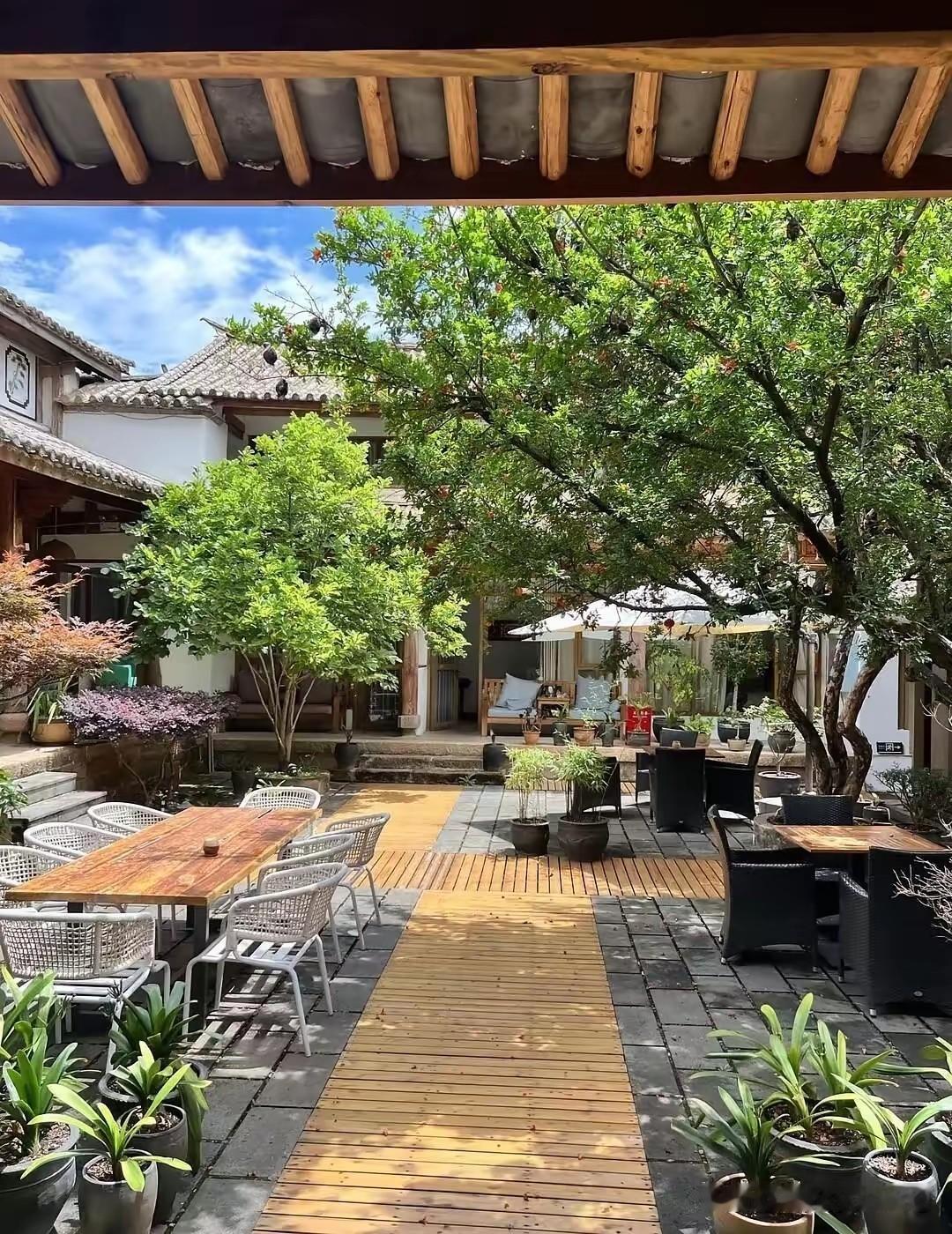 感恩和抱怨，就像硬币的正反两面，它们截然不同却又影响深远。

感恩是知足常乐 ，