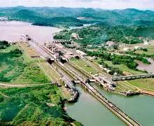 巴拿马在玩火。 新加坡联合早报7月10日报道：“台湾与巴拿马“断交”后交流升温，