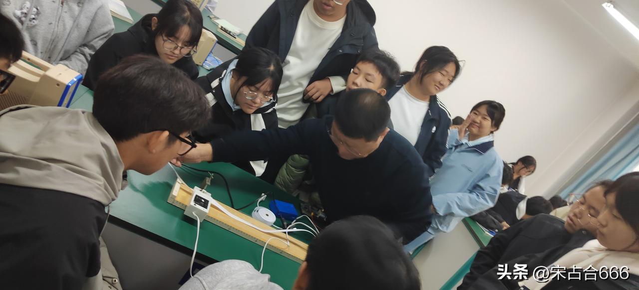 其实人真不能和别人走得太近。昨天在上班的路上，我默默走在一个女同事的身后。因为都