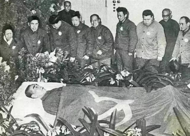 1976年1月8日，周总理逝世后，由韩宗琦负责为其穿寿衣。可当韩宗琦接过卫士们递