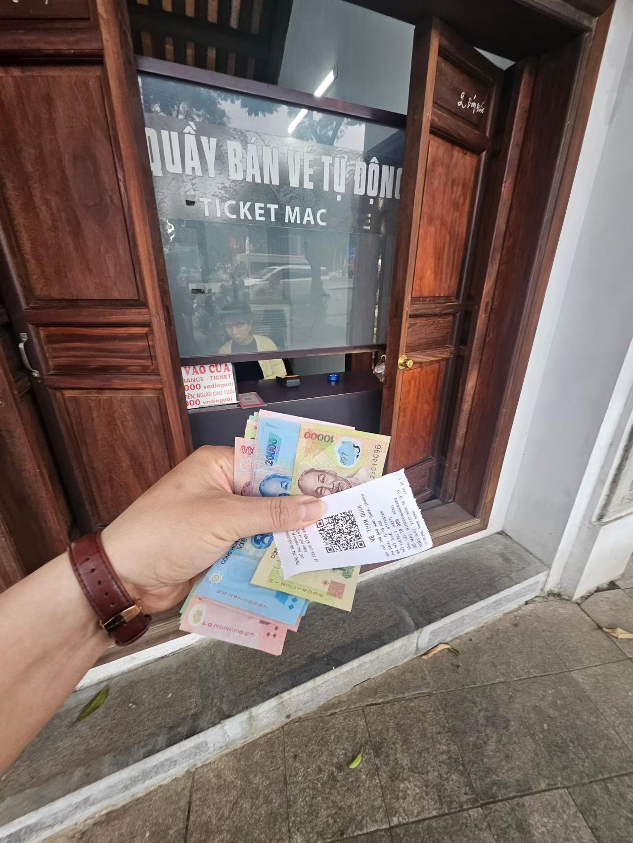 叶枫：

河内·真武观

北越寻幽到古观，
飞檐翘角入云端。
红幡猎猎迎风展，