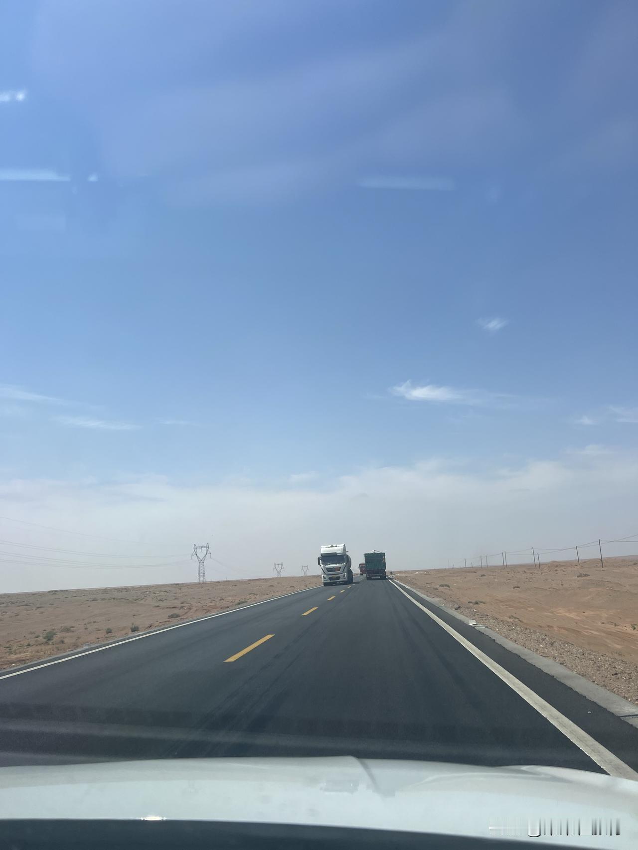 你会选择什么季节去新疆旅游此时此刻正在去新疆自驾游的路上。路过内蒙古自驾游