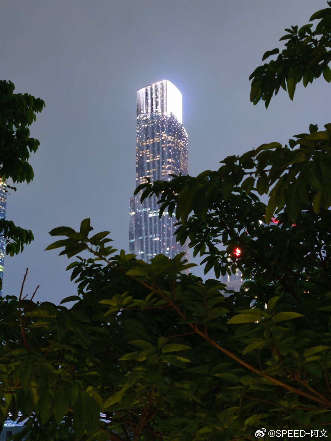 各位吃了吗？小鹏安排这个酒店有点意思哈复古港风、左广州东塔，右小蛮腰那么在这个浴