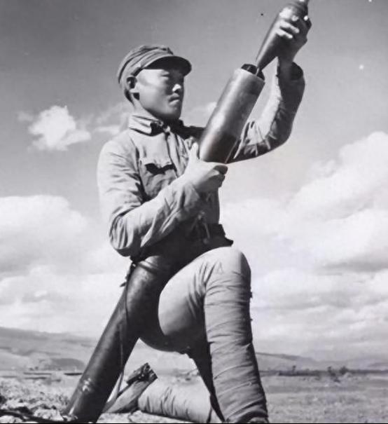 1945年，在山上休息的迫击炮手陈宝柳，忽然发现30多个日军和几个女人，正在不远