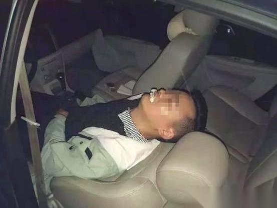 这是近期网传发生在浙江东阳的一桩案子。
33岁的男人，在母亲的墓碑前，死在了自己