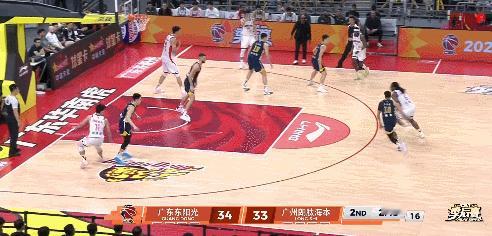 广东男篮vs龙狮男篮 徐昕：别给我传击地，往上扔啊伯顿：好最后还是徐昕自己靠前场