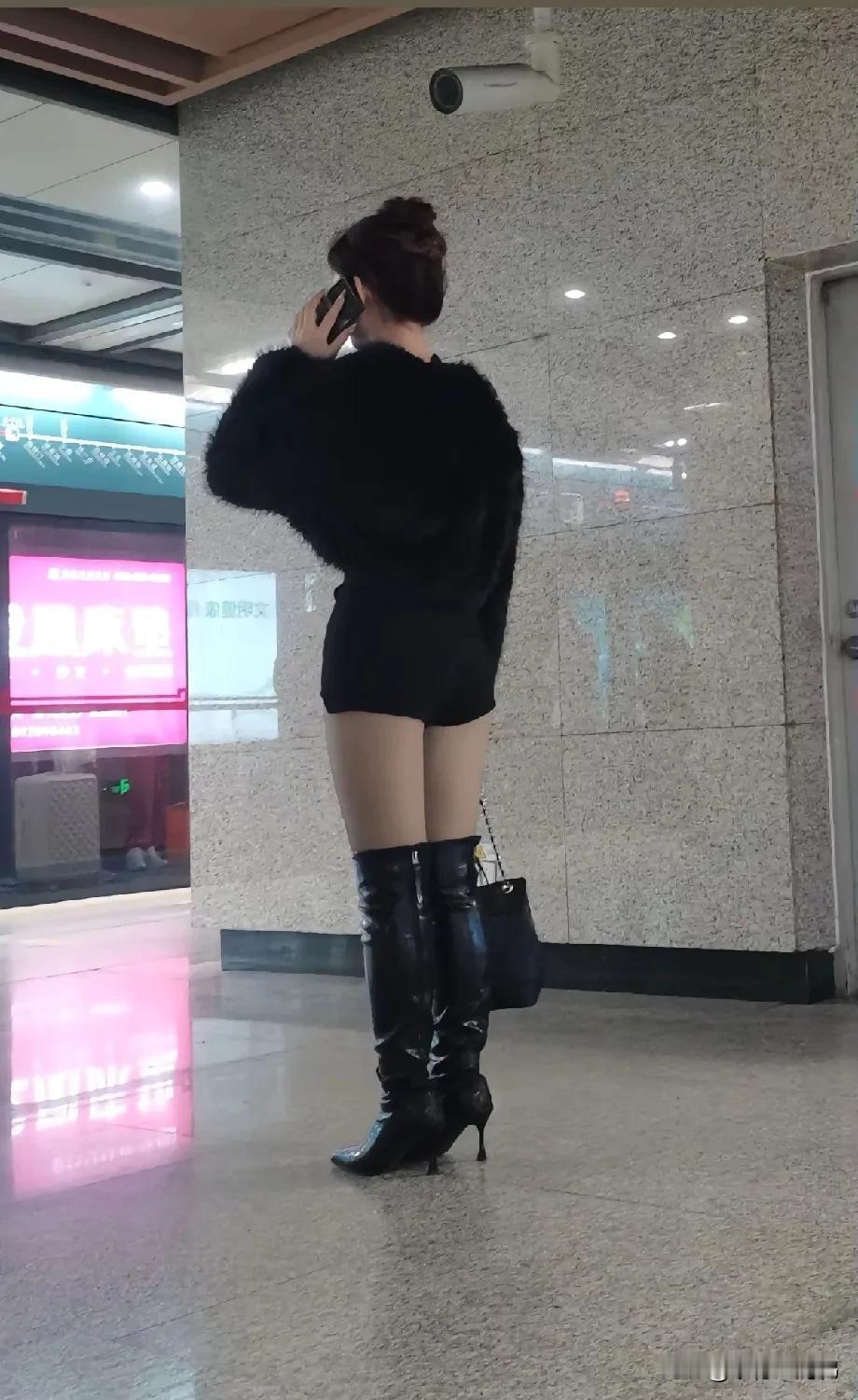 这么冷的天，中间那一截就不冷吗？[笑哭]我穿出长腿美感 四季都光腿