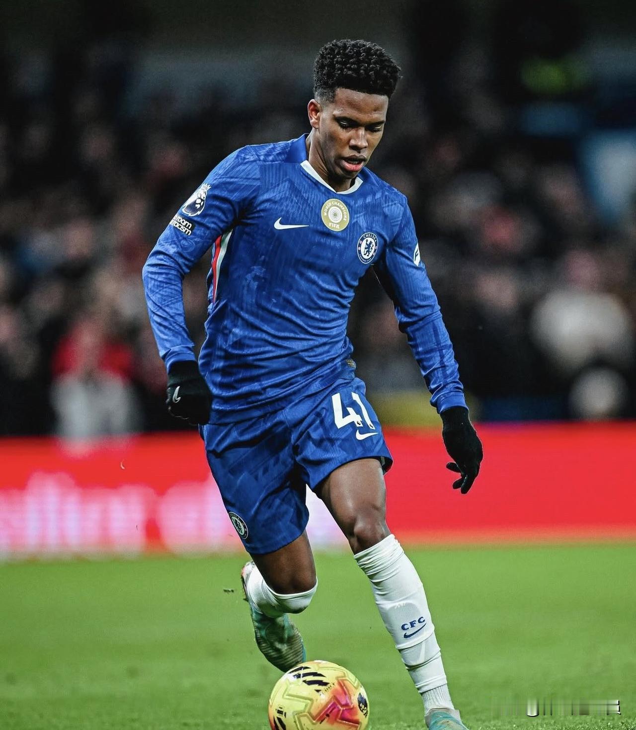 据CIES数据显示，切尔西球员埃斯特旺成为全球身价最高的巴西球员。在这份全球前锋