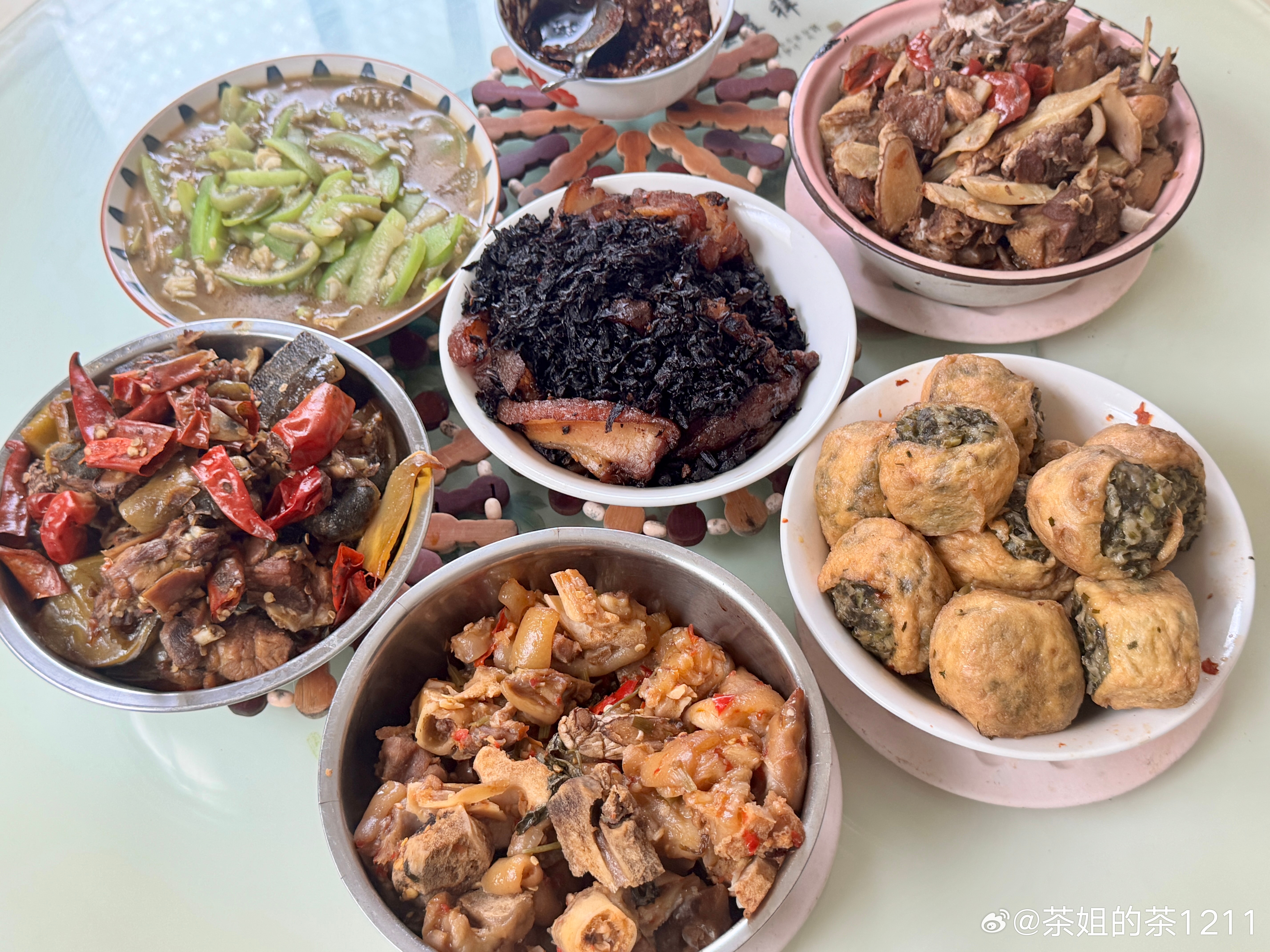 干饭干饭昨天的菜有一些准备得多一点没上完的打回家了，今天我们继续吃，估计有得吃了