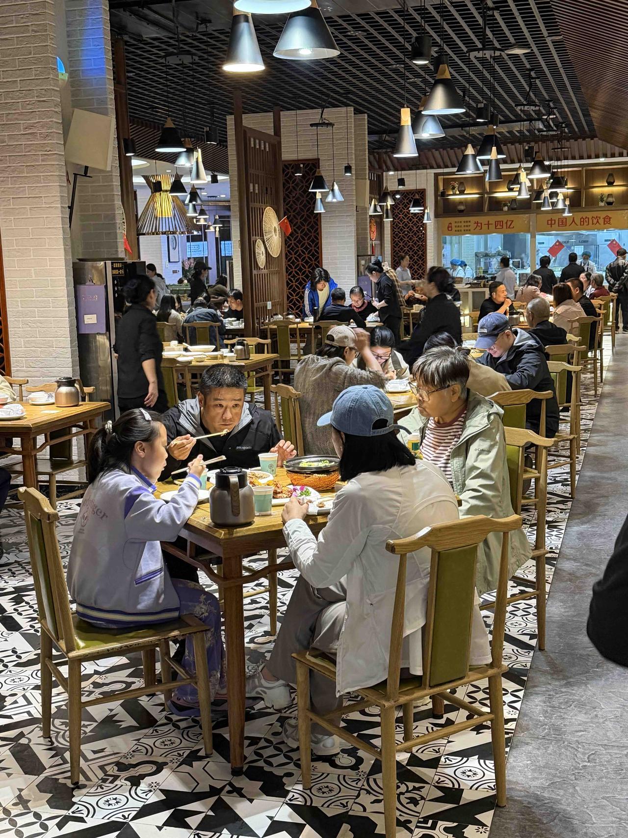 今天晚上，我和朋友，专门驱车，去蓝田县吃饸饹！
下午，我和朋友逛完渭南市植物园后