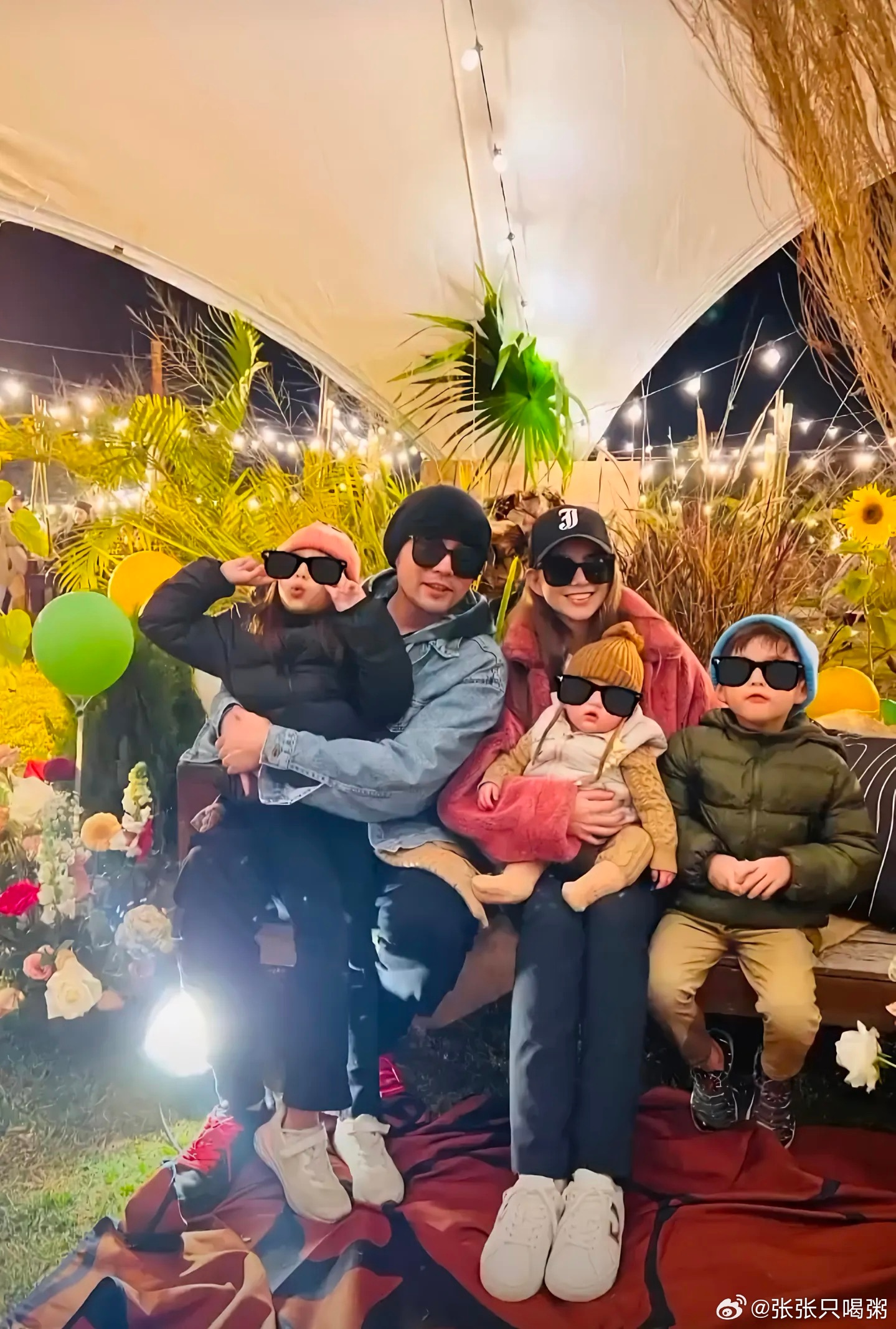 周杰伦昆凌晒一家五口背影乐坛天王变晒娃狂魔，作品越来越少，家庭人设越焊越牢。 