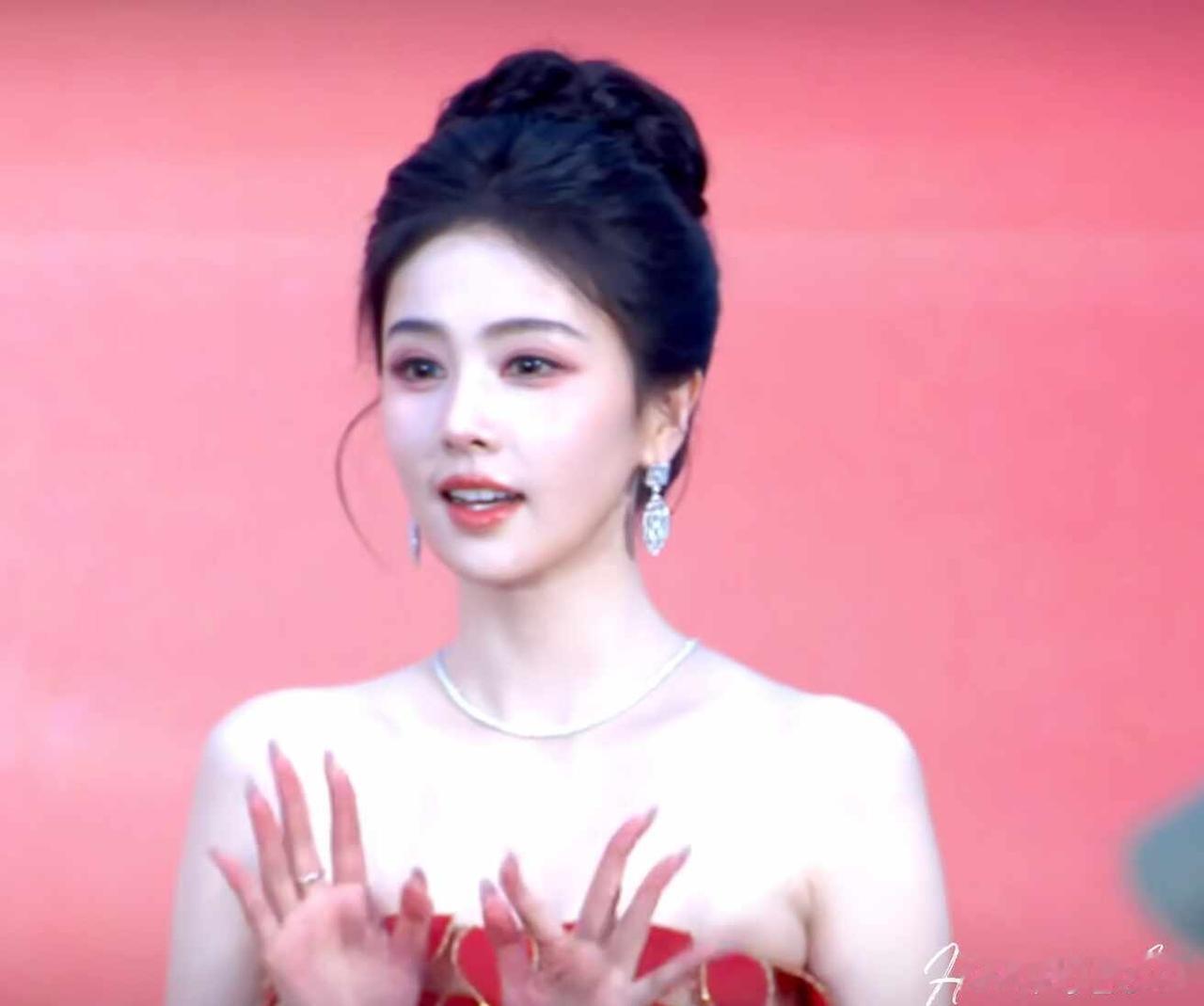 芭莎现场返图～鹿姐是我的白月光～
白鹿 路透 红毯 像她一样闪闪发光 红毯造型