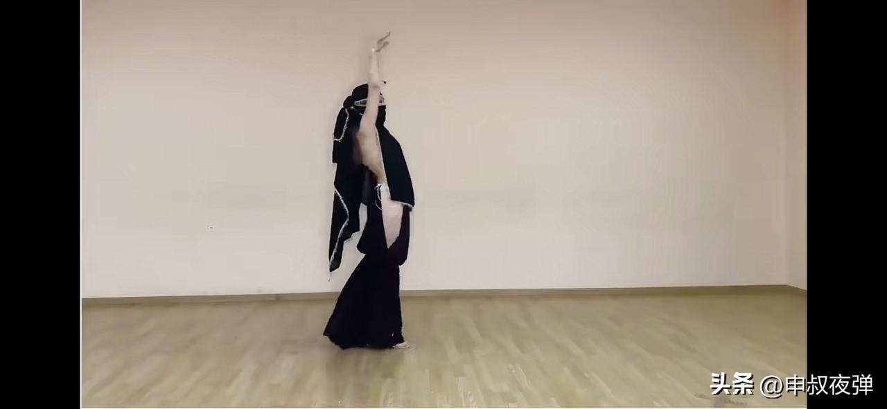 他们挥舞着圆月弯刀，口口声声说什么纯洁，不允许女性露头露脸要一生罩在黑衣里。然而