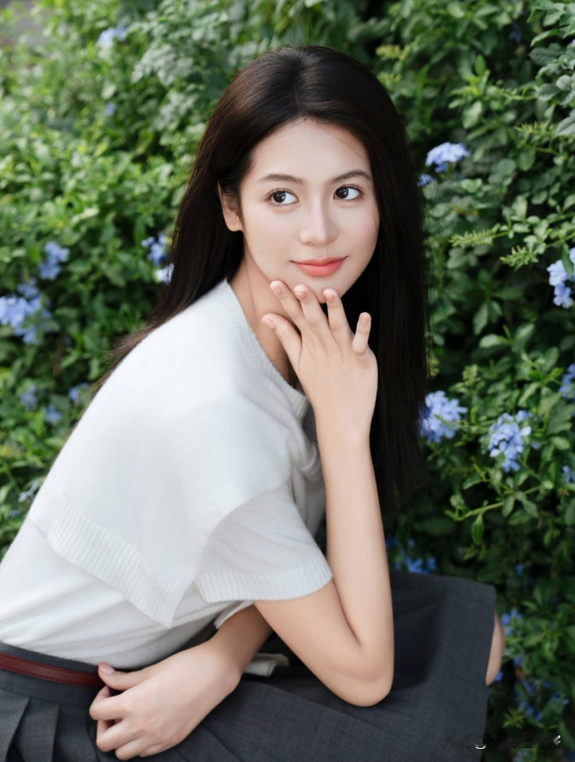 近日，演员翁虹的女儿因颜值出众被网友称为“最美星二代”，引发广泛关注。对此，翁虹
