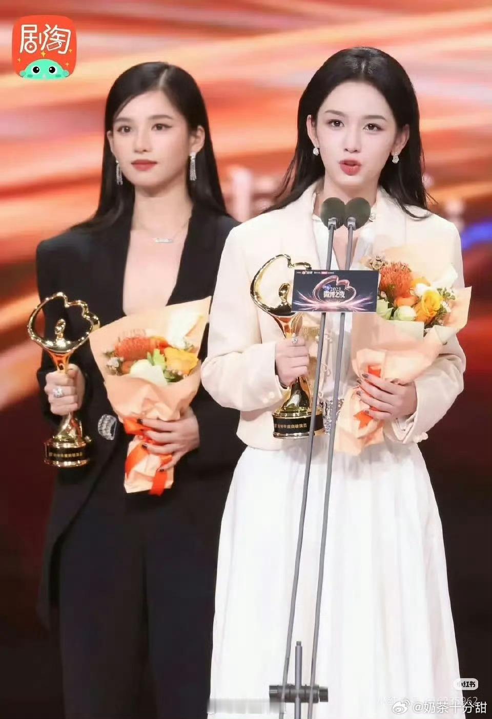 张婧仪周也同框领奖 ​​​