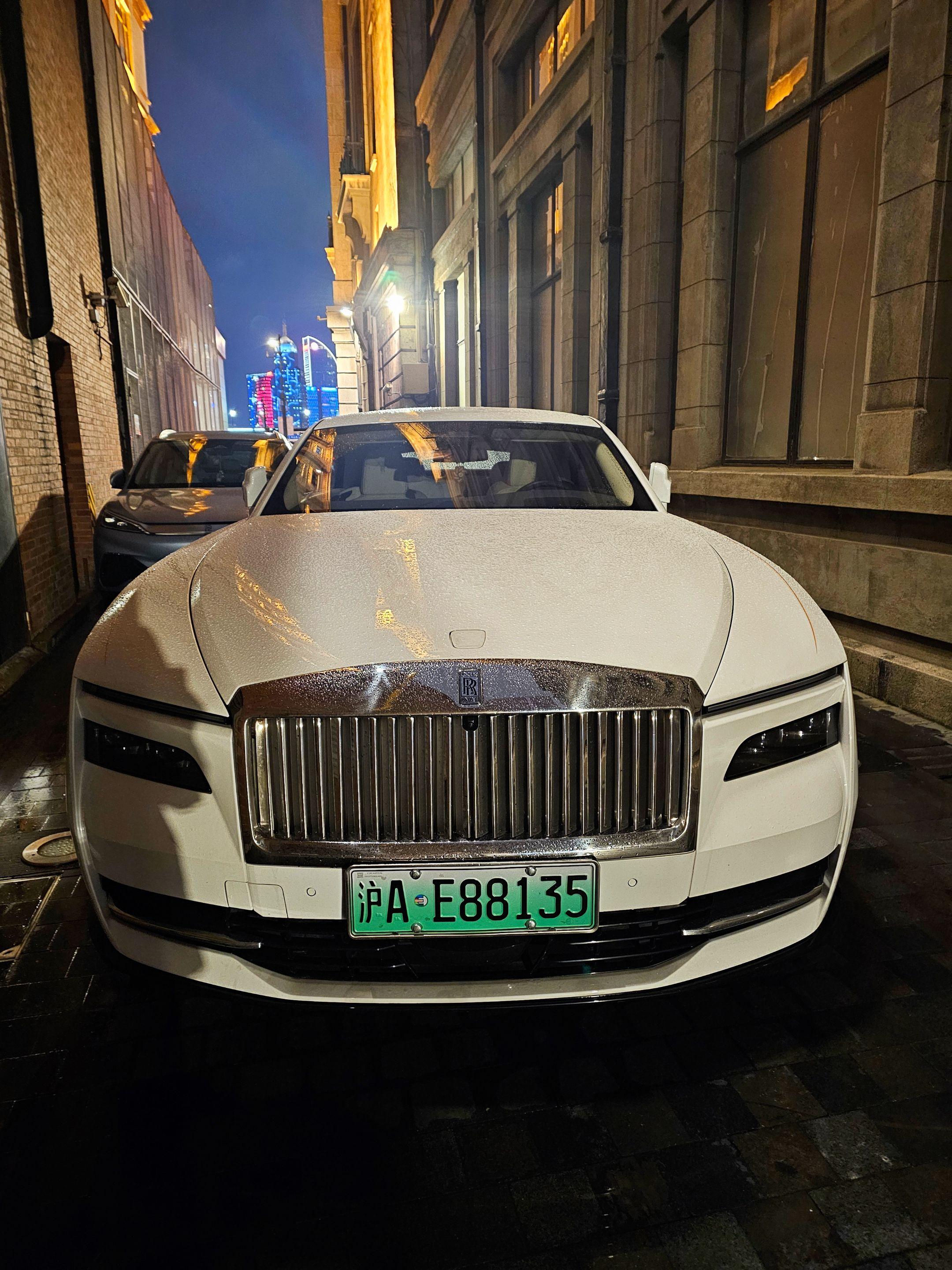 上海外滩偶遇地表最贵的电车劳斯莱斯闪灵，纯白色的外观和金色腰线23寸锻...