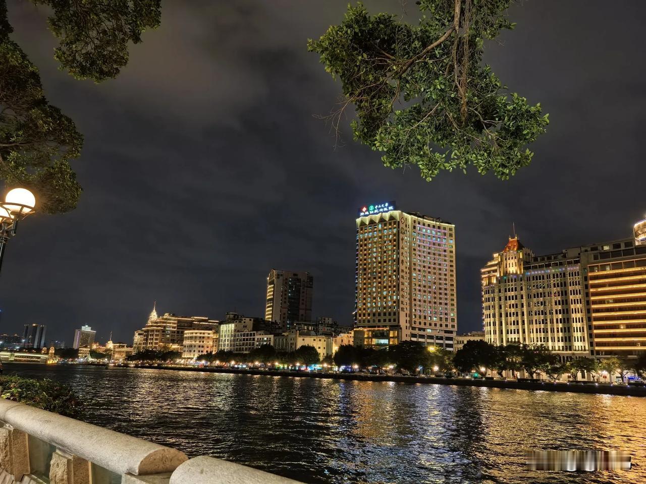 分享广州珠江最美夜景夜晚的珠江无论你站在哪个位置按下快门，镜头捕捉到的画面都另有